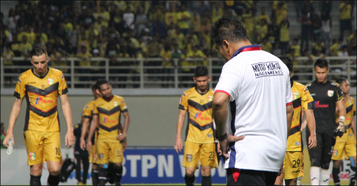 Pelatih Mitra Kukar Subangkit dan para pemain tertunduk lesu setelah kembali meraih hasil imbang di kandang sendiri