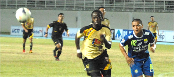 Erick Weeks Lewis menyumbang satu gol terakhir bagi Mitra Kukar. Namun Mitra Kukar akhirnya tumbang 2-3 dari Persib Bandung di Stadion Aji Imbut, Tenggarong Seberang, Jum'at (10/10) malam 
