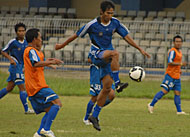 Mantan pemain Persiba Balikpapan, Jufri Samad (tengah), musim ini akan membela Mitra Kukar di ajang Divisi Utama Liga Indonesia 2009/2010