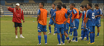 Mustaqim memberikan arahan kepada para pemainnya saat sesi latihan di Stadion Rondong Demang, Tenggarong