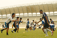 Para punggawa Mitra Kukar saat menjalani latihan di Stadion Madya Tenggarong Seberang. Skuad Mitra Kukar bergabung Grup II dalam Divisi Utama Liga Indonesia musim 2010/2011