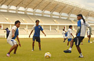 Para pemain Mitra Kukar saat melakukan latihan ringan di Stadion Madya Tenggarong Seberang. Vijay dkk akan melakoni partai perdana di kandang Persemalra Maluku Tenggara