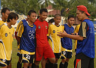 Mustaqim saat memberikan arahan kepada para pemainnya usai latihan di Stadion Rondong Demang tadi pagi