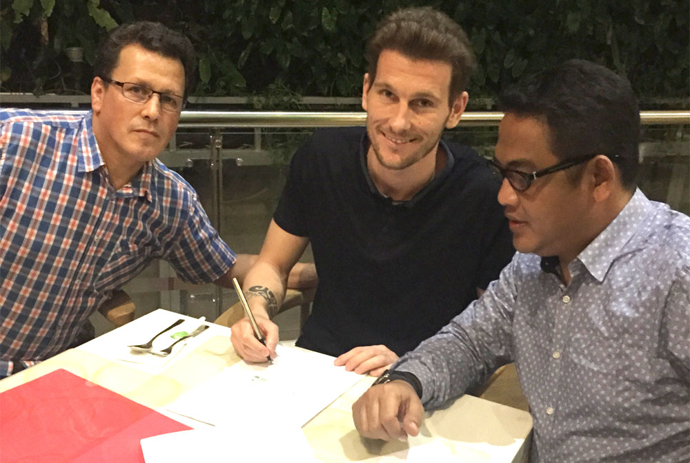 Jorge Gotor (tengah) menandatangani kontrak bersama Mitra Kukar di Batu, Jawa Timur, Kamis (15/01) malam
