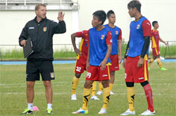 Pelatih Scott Cooper memberikan arahan kepada para pemain Mitra Kukar saat latihan perdana di Stadion Aji Imbut tadi sore