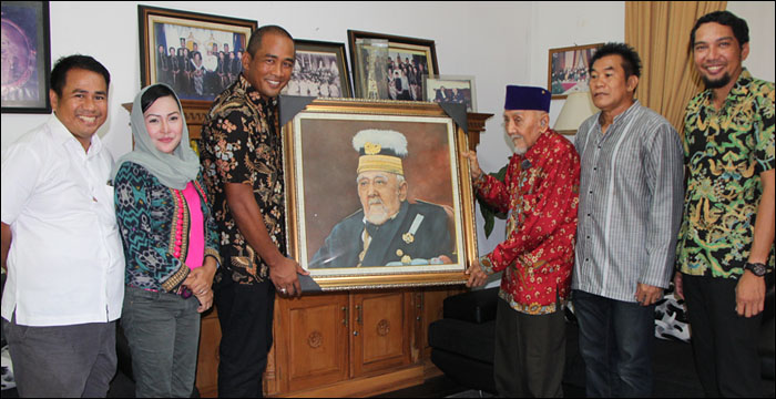 Manajemen Mitra Kukar menyerahkan lukisan Sultan Kutai kepada Sultan HAM Salehoeddin II