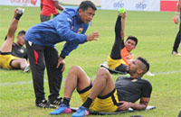 Pelatih Jafri Sastra memberikan arahan kepada Marclei Santos usai latihan di Stadion Aji Imbut