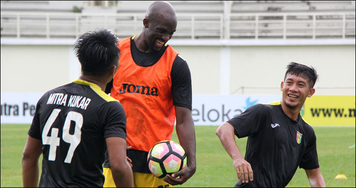 Mohamed Sissoko bersama Monieaga dan Andre Agustiar tetap santai dan ceria saat berlatih di Stadion Aji Imbut, Selasa (02/05) kemarin