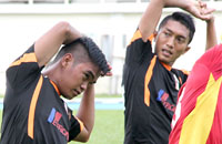 Dua putra daerah alumni Mitra Kukar U-21, Arpani dan Noval Fandianur, tampak mengikuti latihan perdana Mitra Kukar musim 2017