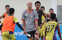 Pelatih Mitra Kukar Rafael Berges Marin meminta pemainnya untuk konsentrasi sepanjang pertandingan