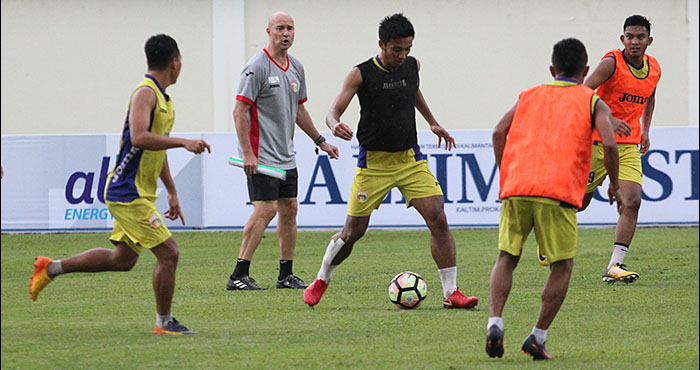 Pemain Mitra Kukar saat melakukan latihan sebagai persiapan akhir jelang laga kandang kontra Bali United FC