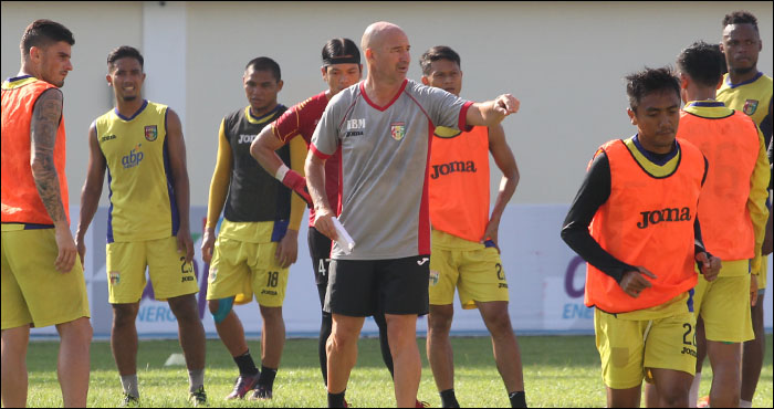 Pelatih Mitra Kukar Rafael Berges Marin saat memimpin latihan sebagai persiapan menghadapi Persebaya Surabaya