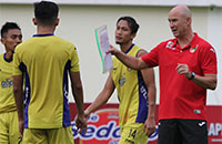 Pelatih Mitra Kukar Rafael Berges saat memberikan arahan kepada para pemainnya pada sesi latihan Kamis (05/07) sore