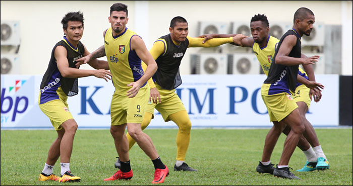 Pemain Mitra Kukar saat melakukan persiapan akhir di Stadion Aji Imbut jelang laga kontra PSM Makassar