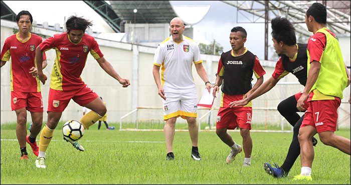 Rafael Berges Marin mulai memimpin latihan Mitra Kukar pada Sabtu (15/06) sore kemarin di Stadion Aji Imbut