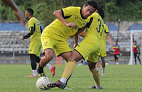 Andre Agustiar dkk menjajal lapangan Stadion Rondong Demang yang disiapkan untuk laga kontra Persik Kediri pada Rabu (24/07) mendatang