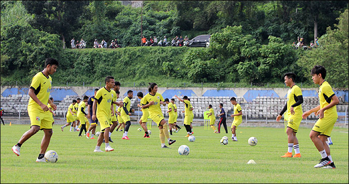 Para pemain Mitra Kukar saat menjalani lathan di Stadion Rondong Demang, Tenggarong, Jum'at (19/07) sore