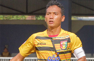 Kapten tim Mitra Kukar Anindito gagal memanfaatkan peluang untuk menyamakan kedudukan setelah eksekusi penaltinya masih melebar dari sasaran