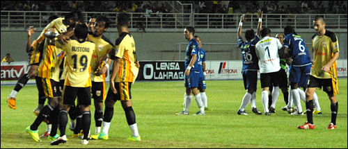 Pemain Mitra Kukar merayakan gol yang diciptakan Marcus Bent. Sementara para pemain Persib Bandung melakukan protes terhadap wasit Suwandi