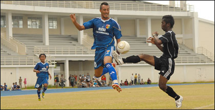 Franco Hita berebut bola dengan pemain Porprov Kukar dalam laga uji coba yang dimainkan di Stadion Madya Tenggarong Seberang tadi sore