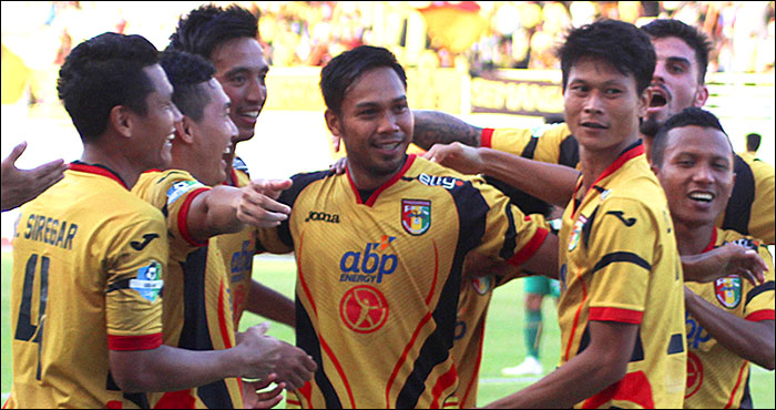 Selebrasi pemain Mitra Kukar setelah Saepuloh Maulana membobol gawang Sriwijaya FC di 