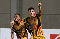Ketajaman striker Mitra Kukar Fernando Rodriguez (kanan) kembali diuji malam ini saat berhadapan dengan Bhayangkara FC