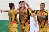 Anindito dan Rendy Siregar merayakan gol yang dicetak Fernando Rodriguez di babak pertama