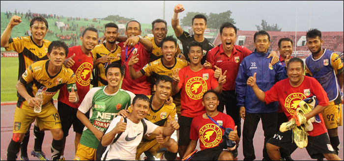 Pemain dan ofisial Mitra Kukar bersuka cita usai menumbangkan PS TNI sekaligus memastikan lolos ke semifinal PJS 2015