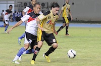 Esteban Herrera menggiring bola dibayangi Nova Arianto