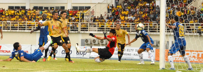 Pertemuan Mitra Kukar dengan Persib Bandung di Stadion Aji Imbut pada musim lalu yang berakhir dengan kemenangan 4-2 untuk Mitra Kukar