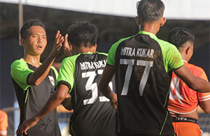Kapten tim Anindito (kiri) menyambut gol yang dicetak Kresna Fajar 