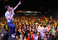 Ribuan warga Tenggarong, khususnya Mitra Mania, ikut bergoyang dan menyanyi bersama The Changcuters