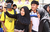 Para pelajar SMK YPK Tenggarong mengajak Luthfi Kamal foto bareng