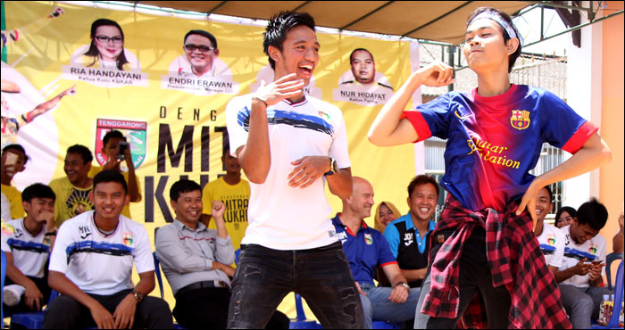 Kapten tim Mitra Kukar Bayu Pradana terpingkal-pingkal saat didaulat untuk menari mengikuti gaya seorang anggota dancer SMK YPK Tenggarong