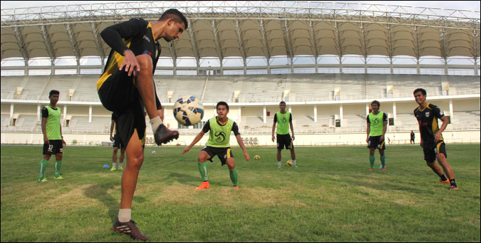 Para pemain Mitra Kukar saat mengikuti latihan perdana sebagai persiapan menghadapi laga semifinal PJS 2015 di Stadion Aji Imbut, Tenggarong Seberang, Selasa (29/12) sore