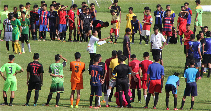 Tim pelatih Mitra Kukar U-19 membagi ratusan peserta seleksi dalam beberapa tim untuk diuji kemampuannya dalam memainkan si kulit bundar
