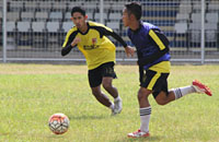 Pemain jebolan PON Kaltim Abdul Rohim atau Tole (kanan) telah ikut berlatih dengan Mitra Kukar U-21