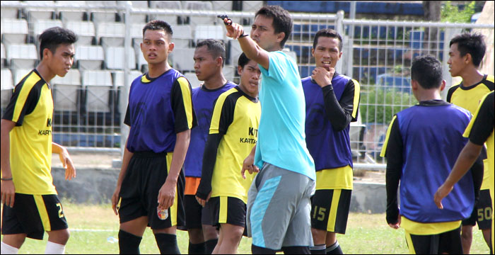 Pelatih Mitra Kukar U-21 M Darwis saat memberikan arahan kepada para pemainnya dalam sesi latihan di Stadion Rondong Demang, Tenggarong