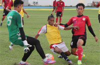 Pemain Mitra Kukar U-21 saat berlatih tanding dengan tim senior Mitra Kukar