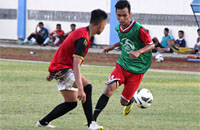Duel pemain muda jebolan Bupati Cup 2016 saat seleksi pemain Mitra Kukar U-21