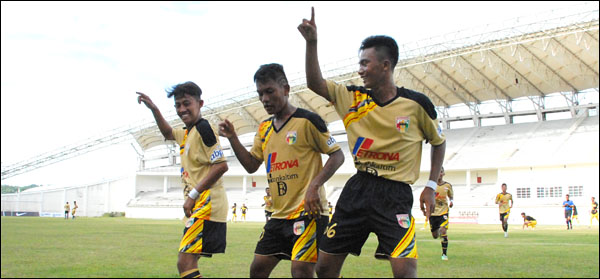 Selebrasi para pemain Mitra Kukar U-21 pada pertemuan pertama melawan Barito Putera U-21 di Stadion Aji Imbut