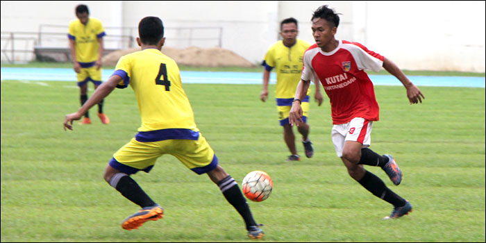 Striker Mitra Kukar U-21 M Raju Andika menggiring bola ke daerah pertahanan Tenggarong Selection 