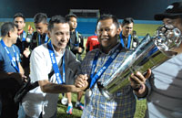 Ketua KONI Kukar Abdul Rasyid didampingi Manajer Tim Mitra Kukar U-21 Trias Slamet dengan bangga menggendong trofi Juara II ISL U-21 2012/2013