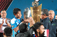 Kapten tim Mitra Kukar U-21 Ali Surahman menerima trofi Runner Up yang diserahkan Presdir PT  Liga Indonesia Syahril HM Taher 