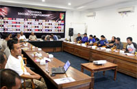 Suasana rapat koordinasi antara Panpel Mitra Kukar dengan pihak keamanan, suporter MitraMania dan Aremania