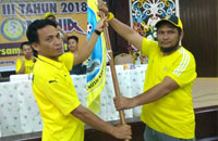 Ketua Mitman yang baru Yuliansyah (kiri) saat menerima bendera organisasi dari ketua lama Bahrudin