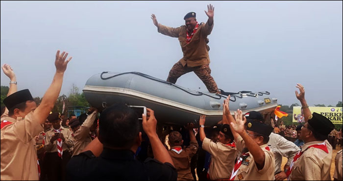 Plt Bupati Kukar Edi Damansyah didaulat naik ke atas perahu karet yang digotong sejumlah anggota Pramuka