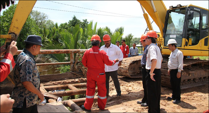Wabup Kukar Edi Damansyah saat meninjau perbaikan jembatan di Desa Tanjung Limau, Muara Badak, Minggu (24/04) lalu