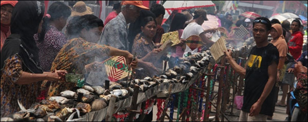 Antusiasme warga Muara Badak untuk pecahkan rekor bakar ikan terpanjang di dunia