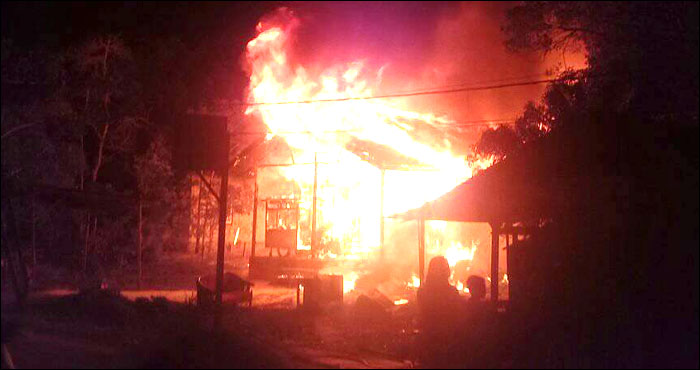 Api berkobar hebat di rumah warga RT 22 Kelurahan Muara Jawa Ulu, Handil 4, Kecamatan Muara Jawa, Minggu (24/09) malam
